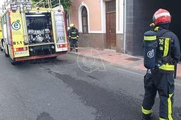 Una mujer afectada por inhalación de humos en un incendio en Los Llanos de Telde/TA.